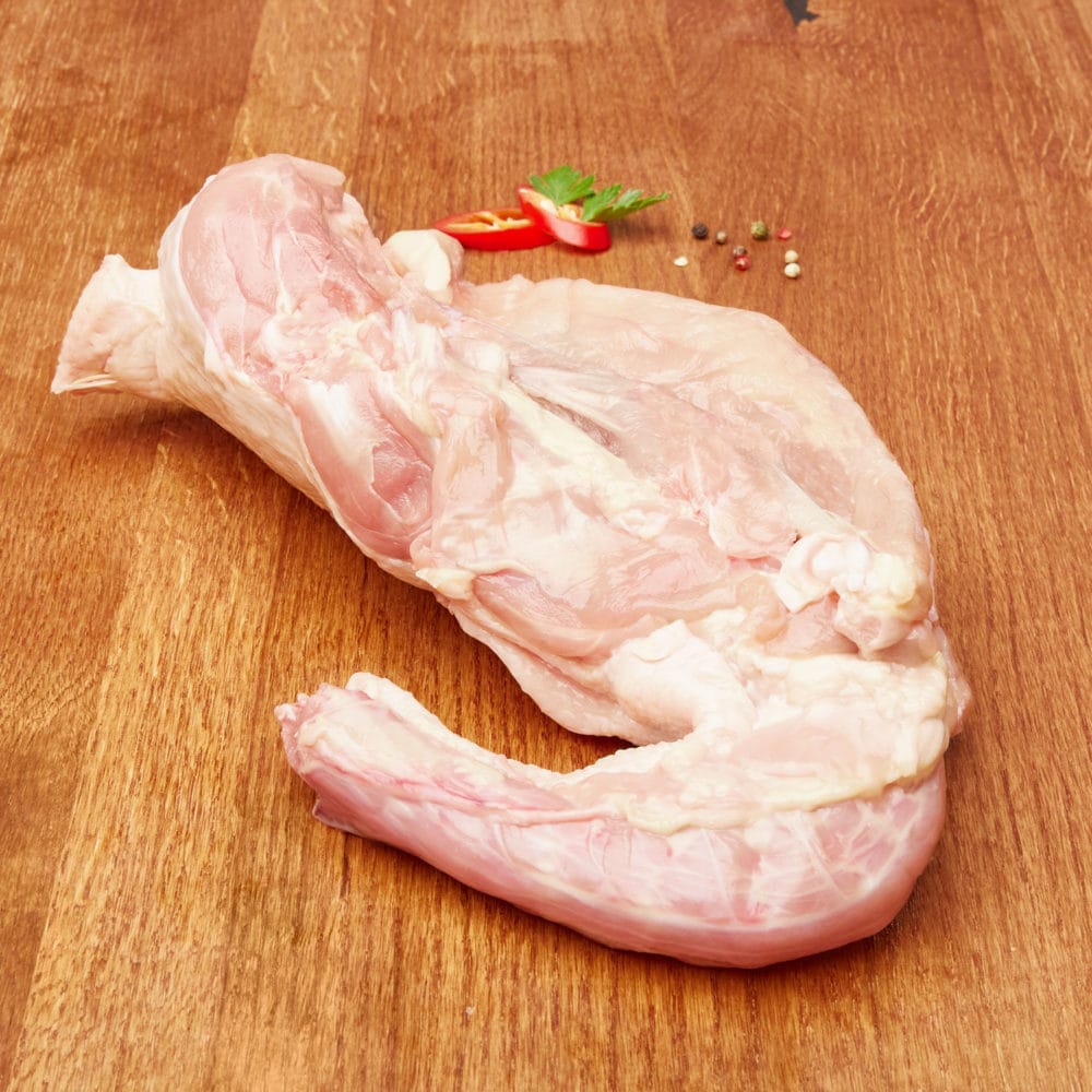 Frische Bio Hähnchen Karkasse ganiert mit Pfeffer Chili und Petersilie