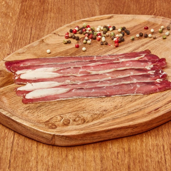 Geräucherter Bio Beef Bacon Aufschnitt ganiert mit Pfeffer