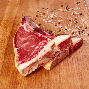 Frisches Bio Rib Steak ganiert mit Salz und Pfeffer