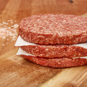 Frische Bio Rinder Burger Patties ganiert mit Salz und Pfeffer