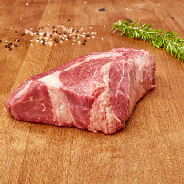 Frisches Bio Rinder Kochfleisch ganiert mit Salz Pfeffer und Thymian