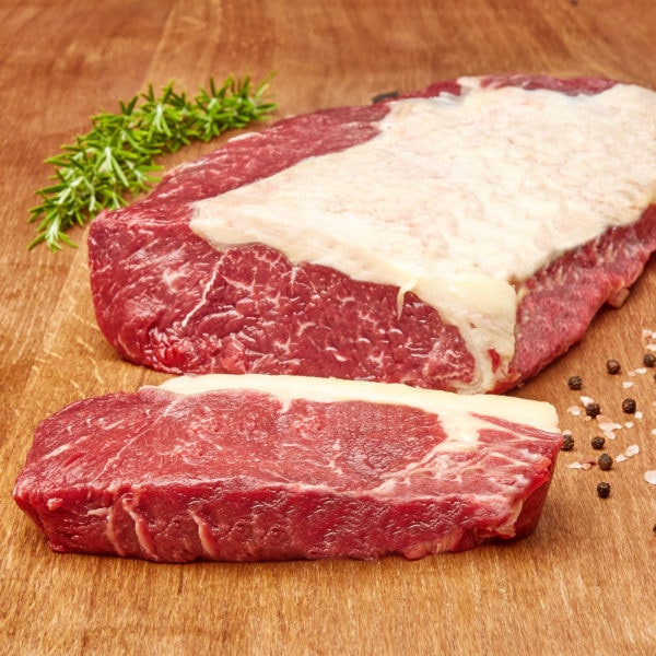 Frisches Bio Rinder Roastbeefganiert mit Salz Pfeffer und Thymian