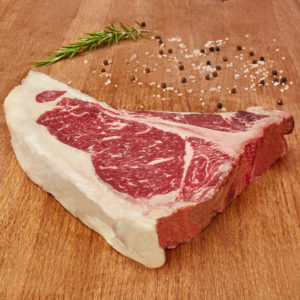 Frisches Bio T-Bone Steak ganiert mit Salz Pfeffer ud Thymian