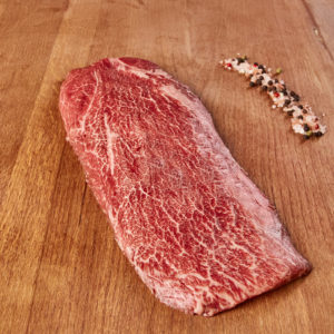 Frisches Bio Flat Iron Steak ganiert mit Salz und Pfeffer