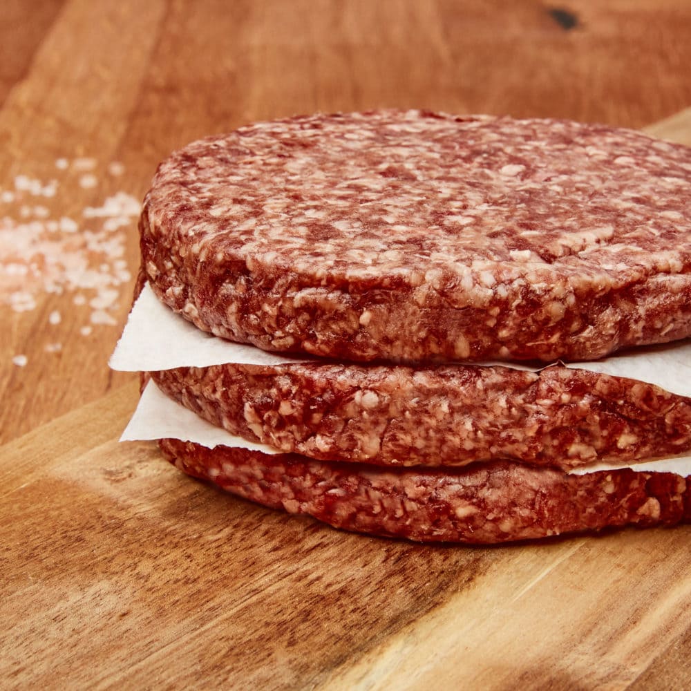 Frische Bio Dry Aged Burger Patties ganiert mit Salz