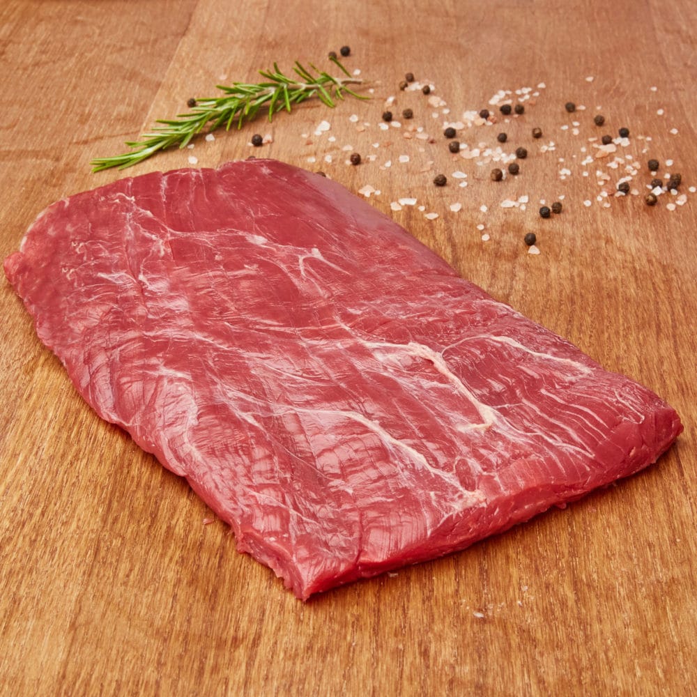 Frisches Bio Rinder Flanksteak ganiert mit Salz Pfeffer und Thymian