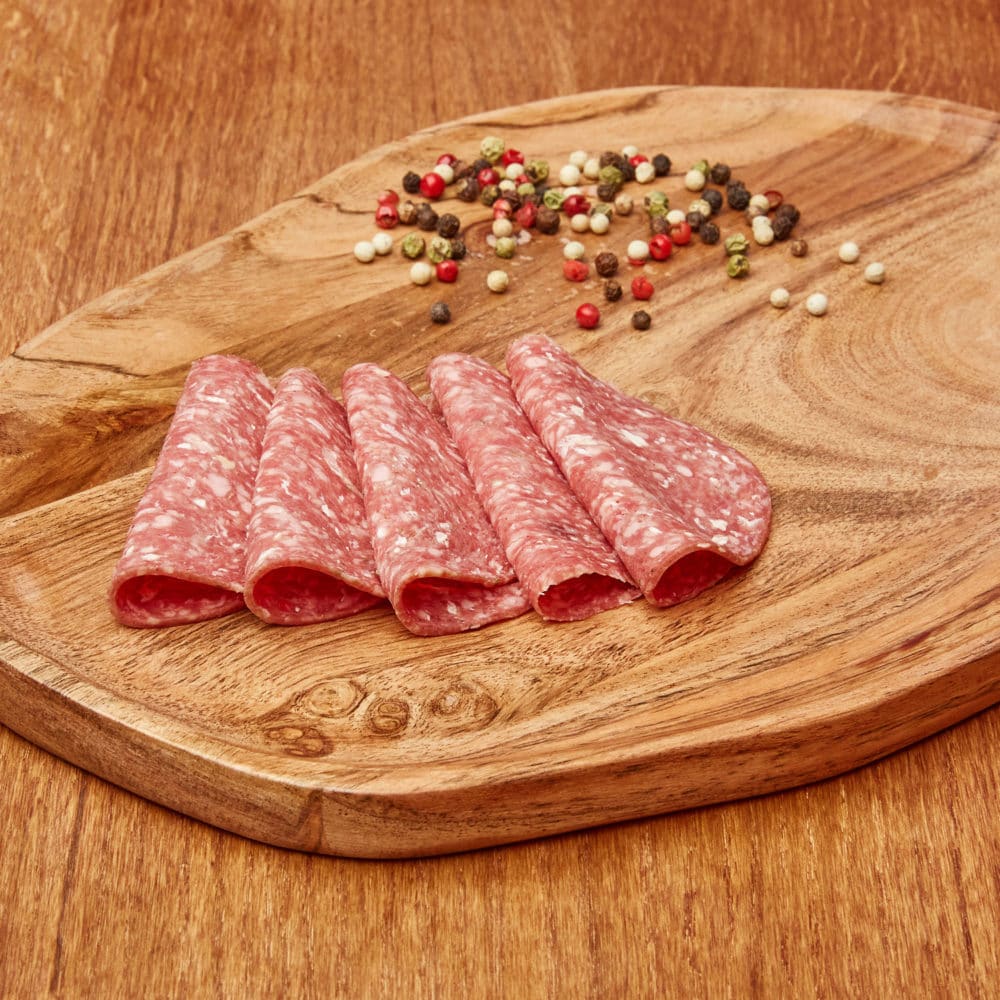 Frische Bio Lamm Salami Aufschnitt ganiert mit Pfeffer