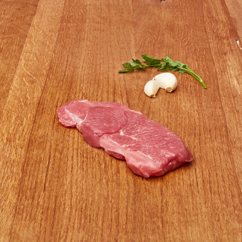 Frisches Bio Lamm Steak ganiert mit Knoblauch und Petersilie