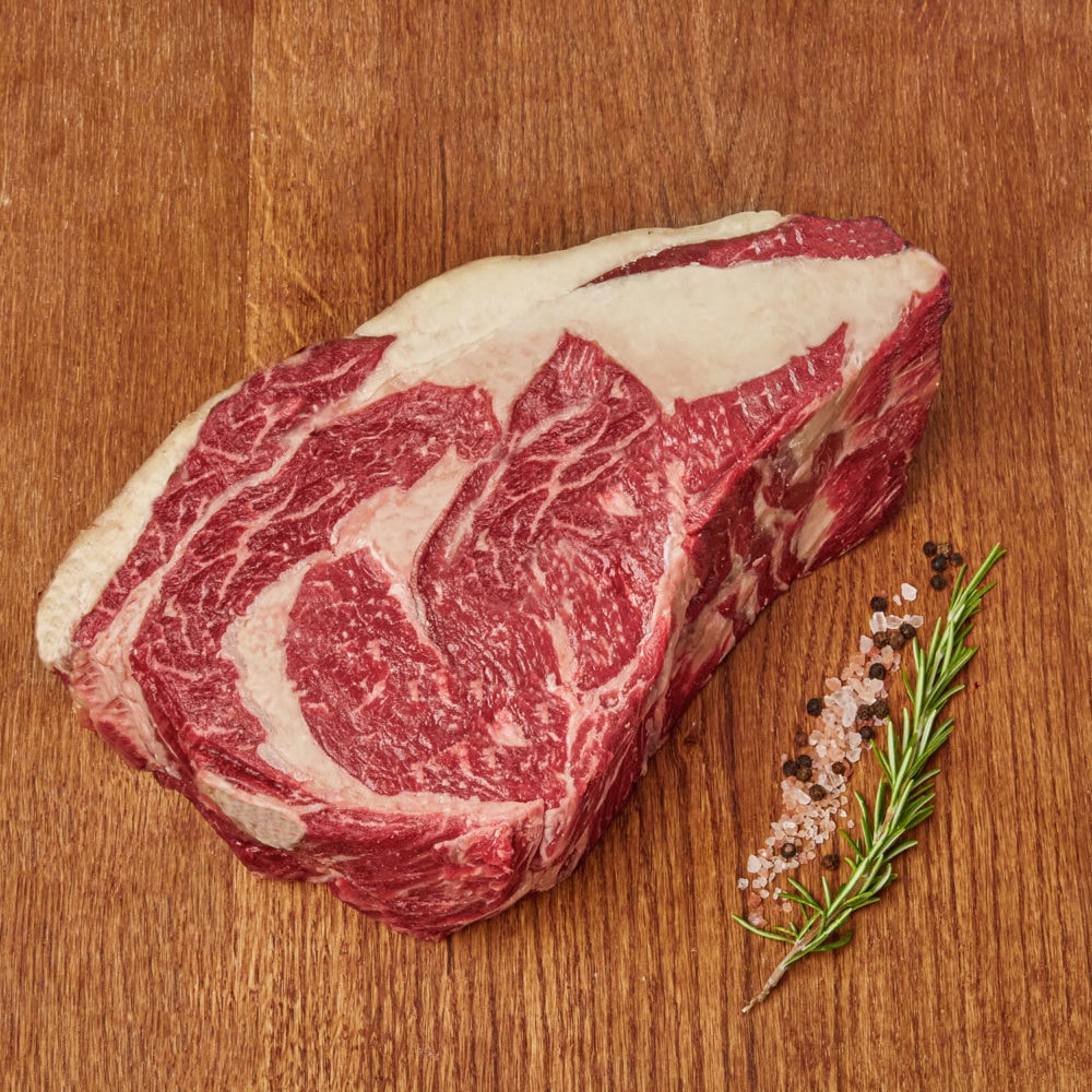 Frisches Bio Wagyu Entrecote garniert mit Salz Pfeffer und Thymian