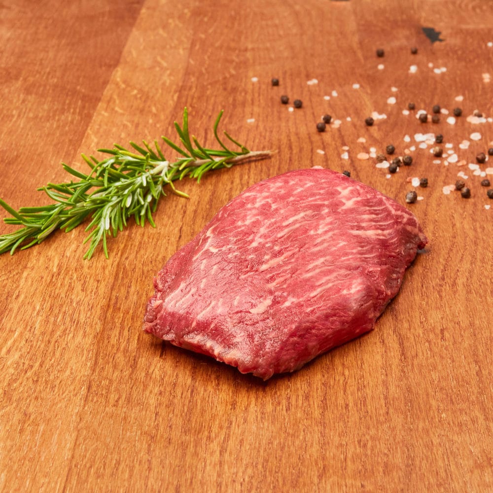 Frisches Bio Wagyu Filet ganiert mit Salz Pfeffer und Thymian