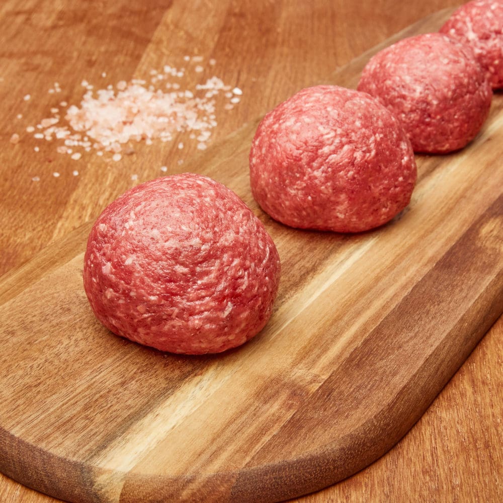 Frisches Bio Wagyu Hackfleisch ganiert mit Salz