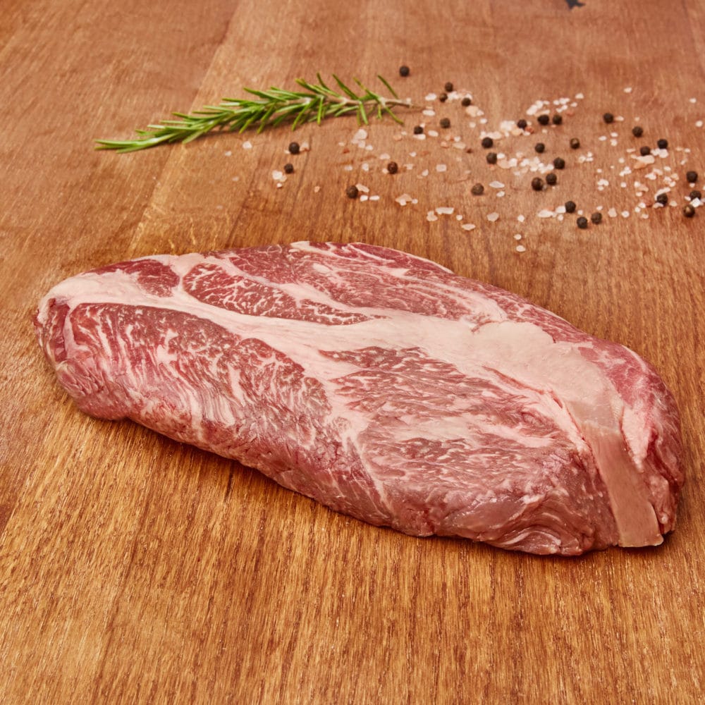 Frisches Bio Wagyu Nackensteak / Hohe Rippe ganiert mit Salz Pfeffer und Thymian