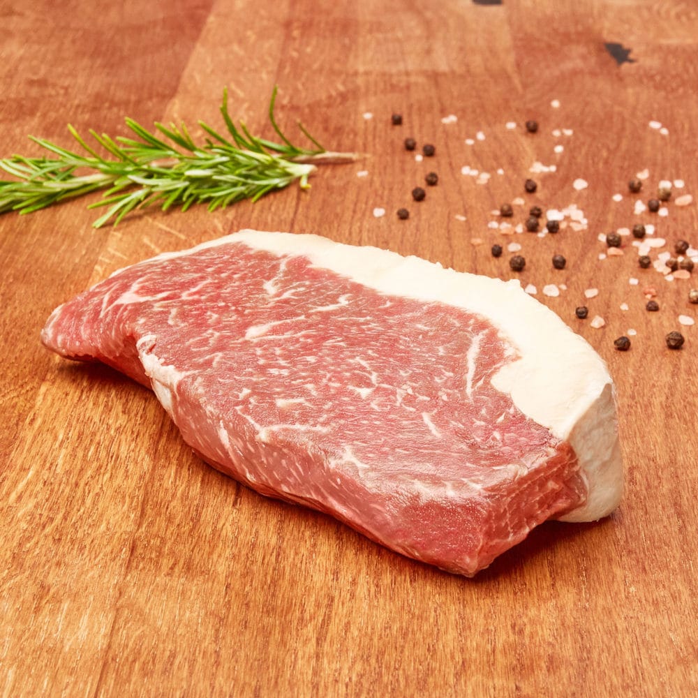 Frisches Bio Wagyu Rumpsteak ganiert mit Salz Pfeffer und Thymian