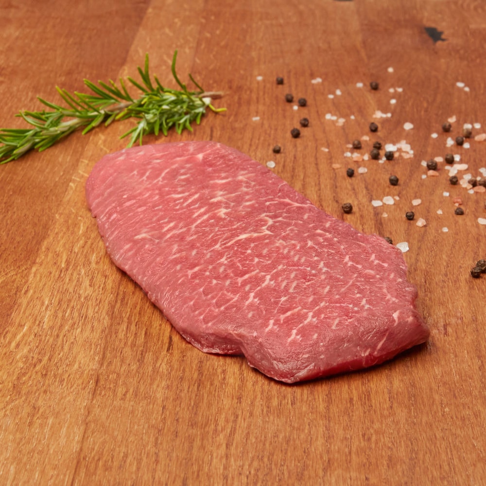 Frisches Bio Wagyu Steak ganiert mit Salz Pfeffer und Thymian