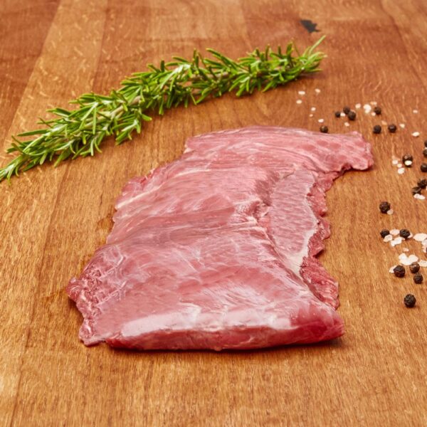 Frische Bio Bavette ganiert mit Salz Pfeffer ud Thymian